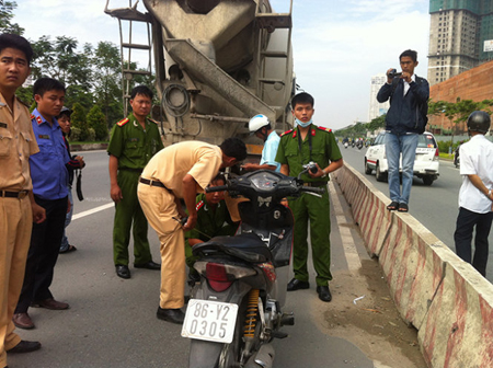 Cơ quan chức năng tiến hành đo đạc hiện trường.